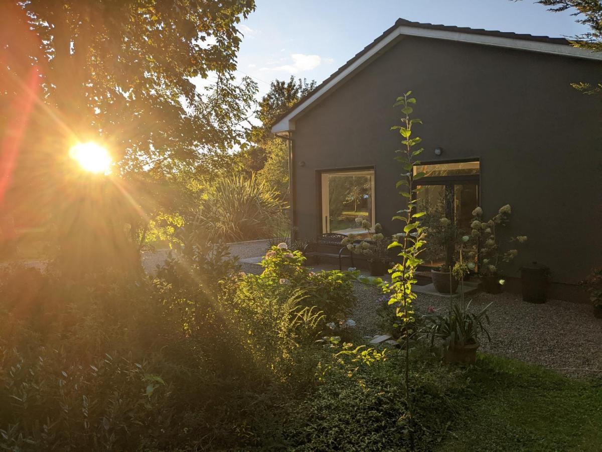 Spacious Contemporary Chalet Type Apartment. ゴールウェイ エクステリア 写真
